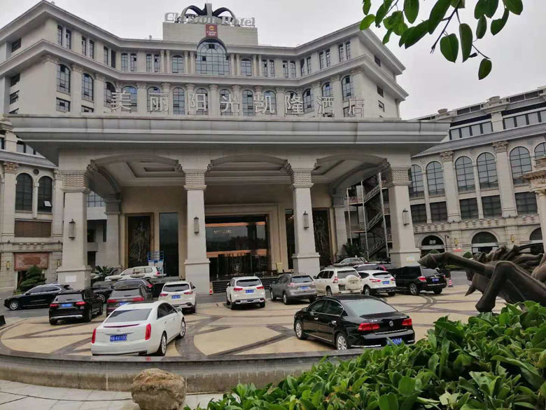 西昌美麗陽(yáng)光凱隆酒店16m四柱鋁合金升降機(jī)交付使用