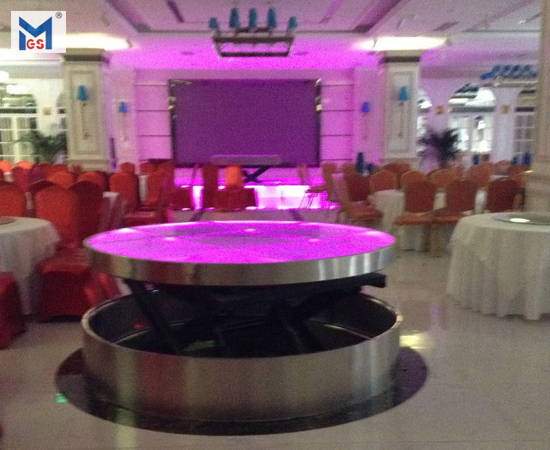 瑞錦灣花園餐廳在我司訂購(gòu)3臺(tái)升降舞臺(tái)